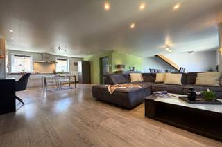 *** BEZOEKDAG 17/5/26 VOLZET ***<br /><br />Knap &amp; SCHERP GEPRIJSD woongeheel met mogelijkheid voor oa functionele woon- en werkcombinatie / co-housing / kangoeroewoning / ... Onder andere de openheid van de leefruimtes in combinatie met de natuurlijke lichtinval, de royaal ingedeelde garage, de privacy van de stadstuin... versterken de kracht van dit pand. Daarnaast zorgt de ligging voor een zeer praktisch wooncomfort in de dichte nabijheid van alle voorzieningen (bakker, supermarkt, slager, ...). Kom &amp; verken!<br /><br />Het GELIJKVLOERS verdeelt zich in :<br />* Inkomhal met vestiaire<br />* Polyvalente leefruimte met voorziening voor slaapkamer<br />* Toiletruimte<br />* Zeer ruime garage met aansluitende wasruimte<br />* Stadskoer<br />* Kelder (droog) <br /><br />De 1ste VD omhelst:<br />* Royale leefruimte met eet- en zitkamer &amp; pelletkachel<br />* Open woonkeuken<br />* Terras<br />* Badkamer (dubbele wastafel / ligbad / inloopdouche / toilet)<br /><br />De 2e VD omvat :<br />* Master bedroom met dressing<br />* Slaapkamer<br />* Nachthal met bureauruimte<br />* Technische berging<br /><br />EXTRA TROEVEN! Instapklaar / Ruim woongeheel / Achterzijde volledig omhuld in PRIVACY / Meerdere bestemmingsmogelijkheden / ...<br /><br />Sted Inl in aanvraag.