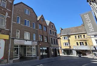 PLUSPUNTEN:- Alle appartementen zijn verhuurd- Géén renovatieplicht appartementen- Gunstige ligging residentieel én commercieelOntdek deze unieke...