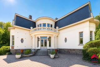 [[ DIT PAND NEEMT DEEL AAN DE ERA OPEN HUIZEN DAG OP 13/6 VAN 11:00 TOT 12:00 ]]
<p>In het idyllische en landelijke Meldert, vlak bij Aalst, bevindt zich deze karaktervolle en gerenoveerde villa op een prachtig perceel van maar liefst <strong>26 are 94 ca</strong>. Hier geniet je van rust, privacy en een uniek gevoel van wonen op een eigen domein, omringd door groen.</p>

<p>De woning beschikt over een <strong>bruikbare vloeroppervlakte van 385 m²</strong> en combineert ruimte, comfort en authentieke charme. Binnenin word je verwelkomd door tal van <strong>prachtige originele elementen</strong>, die perfect samengaan met hedendaags wooncomfort.</p>

<p>De indeling omvat onder meer:</p>

<ul><li>Ruime en lichtrijke leefruimtes</li><li>Vier slaapkamers</li><li>Twee badkamers</li><li>Drie toiletten</li></ul>

<p>Dankzij de reeds uitgevoerde renovaties is deze woning <strong>instapklaar</strong> en geldt er <strong>geen renovatieverplichting</strong>.</p>

<p>Buiten geniet je van een charmante oprit die leidt naar een <strong>gezellige binnenkoer</strong>, met toegang tot de <strong>ruime garage. </strong>De woning is bovendien<strong> volledig onderkelderd</strong>, wat tal van mogelijkheden biedt voor stockage, hobbyruimte of extra invulling.</p>

<p>Deze eigendom is een unieke kans voor wie op zoek is naar <strong>ruimte, karakter en een groene omgeving.</strong></p>

<p>- Vlotte verbinding naar Aalst en omliggende gemeenten<br />- Volledig omgeven door groen en privacy<br />- Authentiek, ruim en instapklaar<br /><br />Als bijkomende opportuniteit kan een deel (rechterstuk) van het perceel worden opgesplitst tot een bouwgrond indien gewenst.</p>

<p>Interesse? Neem vandaag nog contact op via 053 41 40 25 of living@era.be voor een bezoek en laat je verrassen door de charme en mogelijkheden van deze bijzondere woning.</p>
