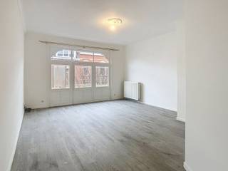 Stylishly renovated duplex apartment in a prime location in the centre of Leuven!<br /><br />The apartment has a bright living room with direct access to a balcony with a beautiful view, ideal for relaxing in the middle of the city. Adjacent to this is the fully equipped kitchen.<br /><br />There is also one spacious bedroom with built-in wardrobes, providing optimal comfort and extra storage space. The separate bathroom has a modern finish and is equipped with a walk-in shower and toilet.<br /><br />In addition, the flat has a private basement storage room, which also has a connection for a washing machine.<br /><br />Price: 1,100 EUR/month + 100 EUR provision for communal costs and private consumption of water and heating. <br />Electricity consumption is separate. <br /><br />Interested? Schedule your visit quickly via our website www.living-stone.be.