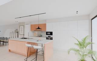 Prachtig nieuwbouwappartement op de eerste verdieping van residentie Rivoli, gelegen in de Zeelaan. Het appartement geniet dankzij de ligging over de volledige gevelbreedte van uitzonderlijk veel lichtinval en ruimte.<br /><br />Het omvat een ruime woonkamer met grote raampartijen, een volledig ingerichte keuken, 2 slaapkamers, 2 badkamers en een groot terras aan de achterzijde. Er is ook een praktische berging aanwezig.<br /><br />Verder beschikt het appartement over KNX-domotica, ingebouwde spots en LED-verlichting en een Smart Air-systeem met warmtepomp voor zowel verwarming als volwaardige koeling. Het appartement wordt volledig geschilderd opgeleverd en voorzien van dubbele gordijnrails aan elk raam.<br /><br />Inclusief ruime kelderberging en 2 fietsplaatsen.<br /><br /><strong>TROEVEN:</strong><br />- Energiezuinig <br />- High-end afwerking <br />- Topligging in De Panne<br />- Afzonderlijke bergruimtes + fietsenberging (incl. fietslift)<br /><br /><strong>Huurprijs: € 1.425/maand.<br />Syndickosten: €135/maand provisie, met jaarlijkse afrekening na de AV.</strong><br /><br /><span><em><strong>Beschikbaar tegen het einde van het jaar.</strong></em></span>