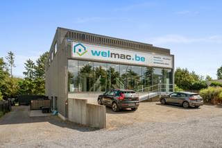 Gebouw met bedrijfs-/handelsruimtes en bovenliggend appartement – Zemst<br /><br />Op een centrale ligging in Zemst, langs de as Brussel–Mechelen, bieden wij een gebouw te koop aan op een perceel van 1.352 m². Het pand telt drie niveaus en is op vandaag volledig verhuurd.<br /><br />Indeling<br /><br />Kelderniveau (-1): 450 m²<br />Gelijkvloers: 450 m²<br />Appartement (+1): 390 m² met aansluitend terras van 60 m²<br /><br />Troeven<br /><br />Drie volwaardige niveaus met ruime, flexibele oppervlaktes<br />Perceel van 1.352 m²<br />Bovenliggend appartement met royaal terras van 60 m²<br />Momenteel volledig verhuurd<br />Vlot bereikbaar vanuit Brussel, Mechelen en de omliggende regio<br /><br />Vraagprijs<br />€ 1.950.000 excl. registratierechten en notariskosten.<br /><br />Interesse of nood aan bijkomende informatie? Neem gerust contact met ons op voor een plaatsbezoek en het volledige dossier. 02.462.32.00