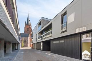 <p><strong>Nieuw appartement gelegen in een kleinschalige residentie (De Zwarte Leeuw) op de markt van Wingene.</strong></p><p><br /></p><p>Appartement voorzien van zonnig terras en alle comfort oa. vloerverwarming, zonnepanelen, energiezuinig enz. Inclusief private parkeerplaats en kelderberging.</p><p><br /></p><p><strong>Ideaal als investering of startersappartement!</strong></p><p><br /></p><p><u>INDELING:</u></p><p>- Inkomhal, hal, apart toilet, lichtrijke woonkamer met open keuken, aparte berging, overdekt terras, ruime slaapkamer, badkamer met lavabo en inloopdouche.</p><p>- Private parkeerplaats (gelijkvloers en te bereiken via de garage poort, Futselstraat) + kelderberging en gemeenschappelijke fietsenstalling. Vraagprijs: 20.000 euro</p><p><br /></p><p><u>PLUSPUNTEN:</u></p><p>+ Nieuw appartement (2022)</p><p>+ Gunstig EPC (A Label), energiezuinig, zonnepanelen enz.</p><p>+ Inclusief parkeerplaats en kelderberging</p><p>+ Zeer goed gelegen, alles op wandelafstand.</p><p>+ Lift aanwezig</p><p>Bel vandaag nog voor meer informatie of een bezoek!</p>