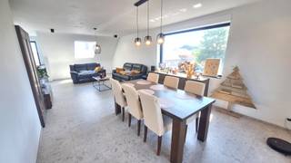 <p>Bent u op zoek naar een ruim, modern en uiterst <strong>energiezuinig appartement </strong>(A-label)?<br />Dan is dit <strong>ruim 2 slaapkamer appartement</strong> in het centrum van Beitem zeker een bezoek waard.<br />(<strong>127 m²</strong> bewoonbaar)<br /><br />Volledige verdieping in een kleinschalig appartement ( 4 appartementen , Lift aanwezig)<br /><br />Indeling :</p>
<ul>
<li>* Inkomhal met vestiaire en toilet</li>
<li>* Lichtrijke<strong> leefruimte met aansluitend terras </strong>(12m² en zuid-west)</li>
<li>* Open en<strong> volledig uitgeruste keuken</strong> met groot raam incl. zonnewering (screen)</li>
<li>*<strong> Ruime berging</strong>/wasplaats aansluitend aan de keuken</li>
<li>*<strong> 2 slaapkamers</strong> , waarvan 1 met <strong>dressing</strong></li>
<li>* Badkamer met dubbel meubel , spiegelkast, ligbad + <strong>ruime inloopdouche</strong></li>
<li>* <strong>Parkeerplaats + fietsenberging inbegrepen</strong> in de huurprijs</li>
</ul>
<strong>Vloerverwarming</strong> met <strong>warmtepomp</strong> , <strong>12 zonnepanelen</strong> (5040 wp), zonnewering voorzien (<strong>screens</strong>), <strong>verlichtingsarmaturen</strong> voorzien, toilet op <strong>regenwater, </strong><br /><br />Oppervlakte : 127 m²<br />EPC A : 14kwh/m²<br />Syndic : 30 euro<br /><br />Interesse in deze topper ?
<p>Neem contact via <strong>051 21 11 11</strong> of <strong>matias@imfiro.be </strong></p>