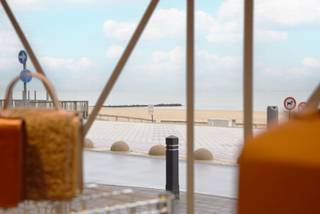 Op een uitermate gunstige locatie aan de Zeedijk van Knokke, grenzend aan Het Zoute, bieden we u dit handelsgelijkvloers aan. Het eigendom bestaat...