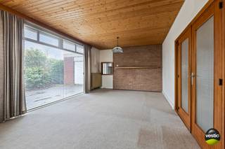 Deze te renoveren woning is gelegen aan de Hannefveldstraat 11 te Hasselt (Kermt), een rustige deelgemeente van Hasselt, met uitstekende verbindingen naar het stadscentrum van Hasselt, Herk-de-Stad en de snelwegen E313 en E314.<br /><br />De woning dateert van 1964 en is gesitueerd op een west georiënteerd perceel van 800 m². Met de juiste renovaties heeft deze woning enorm veel potentieel en kunnen verschillende ruimtes eventueel opengetrokken worden om een meer moderne en ruimtelijke indeling te creëren.<br /><br />De woning is praktisch ingedeeld als volgt: een inpandige garage met automatische poort, een inkomhal, een apart toilet, een gezellige leefruimte, een eetkamer, een geïnstalleerde keuken, een berging en een wasplaats. Via de keuken heeft men toegang tot de tuin. Op de verdieping zijn er vier slaapkamers, een apart toilet en een badkamer met ligbad en dubbele wastafel.<br /><br />De meeste ramen zijn voorzien van dubbele beglazing. De verwarming is op mazout.<br /><br />De belangrijkste troeven van deze woning op een rijtje:<br />+ Te renoveren woning met veel potentieel<br />+ Ruime tuin <br />+ Ruime parkeermogelijkheid in de garage of op de oprit<br />+ Naar eigen smaak te moderniseren<br /><br />Geïnteresseerd in een bezichtiging van deze woning? Neem dan contact op via stephanie@vestio.com of bel naar 0474-73 64 84.