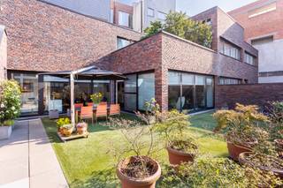 Gelegen in de gegeerde Harmoniewijk, combineert deze unieke stadswoning van ca 148 m² (cfr. EPC) absolute rust met een centrale ligging...