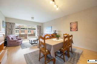 <p><span>Zeer goed onderhouden appartement met dubbele garage op toplocatie in Schoten!</span></p><p><span>In een bijzonder rustige, doodlopende straat in hartje Schoten vinden we dit </span><span>goed onderhouden appartement</span><span> dat, ondanks een lichte opfrissing, een goede basis en veel potentieel biedt. Dankzij de gunstige ligging en de leuke indeling is dit een ideale woonst voor starters, koppels of investeerders.</span></p><p><span>Bij het binnenkomen treffen we de </span><span>originele, maar nette keuken</span><span>, uitgerust met spoelbak en dampkap. Aansluitend bevindt zich de </span><span>lichtrijke leefruimte</span><span> op laminaatvloer, waar grote ramen zorgen voor een aangename lichtinval en een open gevoel.</span></p><p><span>Via de nachthal bereiken we </span><span>twee volwaardige slaapkamers</span><span>.</span></p><ul><li><span>De </span><span>master bedroom</span><span> is ruim en biedt voldoende plaats voor een dubbel bed en meerdere kasten.</span></li><li><span>De tweede slaapkamer geeft rechtstreeks toegang tot het </span><span>Oost-georiënteerde balkon</span><span>, ideaal om in alle rust van de ochtendzon te genieten.</span></li></ul><p><span>Aan de voorzijde van het gebouw is er bovendien nog een </span><span>extra balkon</span><span>, wat het appartement een extra buitenruimte en openheid geeft.</span></p><p><span>De </span><span>badkamer</span><span> is praktisch ingericht met een ligbad met sproeikop, een enkele lavabo en aansluitingen voor wasmachine en droogkast. Verder is er een </span><span>ruime berging</span><span>, die voor heel wat extra opbergruimte zorgt.</span></p><p><span>Een absolute meerwaarde is de </span><span>dubbele garagebox</span><span>, waar gemakkelijk twee wagens in passen een zeldzame troef in deze buurt.</span></p><p><span> </span></p><p><span>Kenmerken</span><span>:</span></p><p><span>- EPC: 176 kWh/(m2jaar), label B</span></p><p><span>- Dubbele garagebox inbegrepen in de prijs</span></p>