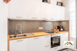 Deze prachtig gerenoveerde woning is gelegen in een rustige straat, op wandelafstand van het centrum van Ledeberg. De inkomhal straalt meteen een leuk welkomstgevoel uit, en zo kom je verder tot in de open leefruimte. Deze bestaat uit een gezellige zithoek en een eethoek met zicht op het buitenterras. Een lichtkoepel zorgt samen met het grote raam voor veel natuurlijke lichtinval. Vooraan de woning bevindt zich de compacte maar handig ingerichte keuken. Op de eerste verdieping is er plaats voor een mooie badkamer met zowel ligbad als douche, een apart toilet en een eerste slaapkamer. Via een mooie traphal kom je tot op de bovenste verdieping, waar zich nog eens twee slaapkamers bevinden. Bezoekdag: 18/04. Inschrijven via mail naar tommy@immo-home.be, geen telefonische inschrijvingen! Volg ons op Fb en Insta. Voor meer info: www.immo-home.be. GRATIS SCHATTING &amp; GRATIS FINANCIEEL ADVIES