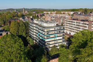 Dit prachtig 3-slaapkamerappartement op de vierde verdieping biedt niet alleen een aangenaam verzicht over Heverlee, maar ook een unieke woonervaring dankzij het rondomliggende terras en de grote raampartijen die zorgen voor een overvloed aan natuurlijk licht.<br /><br />Het appartement werd doorheen de jaren smaakvol gerenoveerd. Zowel de keuken als de badkamer werden vernieuwd, waardoor het geheel instapklaar is. Dankzij de drie slaapkamers is dit appartement ideaal voor gezinnen, koppels die extra ruimte wensen, of wie op zoek is naar een comfortabele thuiswerkplek.<br /><br />Heverlee combineert de rust van het groen met de dynamiek van de stad. Op zondag kan je genieten van de gezellige zondagsmarkt, waar je lokale producten en lekkernijen vindt. Op wandelafstand ligt het prachtige Heverleebos, ideaal voor wie houdt van wandelen, fietsen of gewoon ontspannen in de natuur. Bovendien ligt Leuven centrum op een steenworp afstand, met zijn bruisende horeca, winkels en cultuur.<br /><br /><strong>Extra troeven:</strong><br />✅ 3 slaapkamers<br />✅ Gelegen op de vierde verdieping<br />✅ Aangenaam verzicht over Heverlee<br />✅ Terras rondom het volledige appartement<br />✅ Grote raampartijen met veel natuurlijk licht<br />✅ Gunstige EPC-score B → energiezuinig wonen<br />✅ Huurcontract van een garagebox kan overgenomen worden<br />✅ Toplocatie, vlak bij Heverleebos, de zondagsmarkt en Leuven centrum<br />✅ Dichtbij IMEC en researchpark Haasrode<br /><br /><strong>Interesse?</strong> Mis deze unieke kans niet en plan vandaag nog een bezoek!
