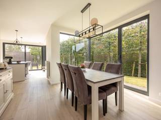 <p><strong>Moderne gezinswoning (2019) met o.a. 3 slpks, autostaanplaats, tuin en zonnepanelen, gelegen in een rustige straat te Beerse. EPC-label A (34 kWh/m²). Elektriciteit conform!</strong></p>
<p><strong>Ligging:</strong><span> </span><strong></strong>Vlakbij het centrum van Beerse met winkels, scholen en openbaar vervoer op wandelafstand. Deze locatie biedt een vlotte verbinding met Turnhout, de E34 autostrade en omliggende gemeenten.</p>
<p><strong>Indeling: 0:</strong><span> </span>Inkomhal, toilet, woonkamer, eetkamer, keuken, berging<span> </span><strong>+1:</strong><span> </span>Berging/wasplaats, 3 slaapkamers, badkamer<span> </span><strong>Buiten:</strong><span> </span>Tuin met 2 terrassen en tuinberging. 2 autostaanplaatsen.<br /><br /><strong>Omschrijving:</strong> Via de inkomhal met gastentoilet komt u in de ruime en lichtrijke leefruimte, waar een gezellige zithoek, eetplaats en open keuken naadloos in elkaar overvloeien. Dankzij de grote raampartijen geniet u hier van een overvloed aan natuurlijk licht en een aangenaam zicht op de tuin. De moderne open keuken is uitgerust met een centraal keukeneiland, ruime opbergmogelijkheden en kwalitatieve inbouwtoestellen, waaronder een keramische kookplaat, dampkap, combi-microgolfoven, oven, vaatwasser, dubbele spoelbak en koelkast. Aansluitend bevindt zich een praktische berging. Vanuit de keuken heeft u directe toegang tot de twee terrassen en de verzorgde tuin.</p>
<p>Op de eerste verdieping bevinden zich drie volwaardige slaapkamers. De badkamer is ingericht met een ligbad en een inloopdouche, een dubbele wastafel. Daarnaast is er een aparte berging met aansluitingen voor wasmachine en droogkast en een tweede apart toilet. Buiten geniet u van een onderhoudsvriendelijke tuin met een gunstige zuidoostoriëntatie en twee aangename terrassen. Achteraan bevindt zich een tuinberging en via een poortje bereikt u de twee privatieve autostaanplaatsen.</p>
<p>Ook op technisch vlak scoort deze woning uitstekend. Ze is uitgerust met een ventilatiesysteem type D, 11 zonnepanelen, een conforme elektrische installatie en beschikt over een kruipkelder. Dankzij het uitstekende EPC-label A bent u verzekerd van een energiezuinige woning met een hoog wooncomfort. Deze woning is beschikbaar vanaf april 2027!</p>
<p><strong>Troeven:<br /></strong>- Recente woning (bouwjaar 2019)<br />- EPC-label A<br />- Conforme elektrische installatie<br />- 11 zonnepanelen<br />- Ventilatiesysteem type D<br />- 2 privatieve autostaanplaatsen<br />- Verzorgde tuin met zuidoostoriëntatie en twee terrassen</p>
<p><strong>Bijzondere informatieplicht:</strong> in aanvraag</p>
