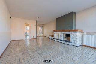 In hartje centrum van Dendermonde, op een steenworp van de Grote Markt, bevindt zich deze robuuste woning met tal van mogelijkheden. Op het gelijkvloers is er een polyvalente ruimte, ideaal voor handel, kantoor of vrij beroep, maar ook perfect naar eigen wens in te richten.<br />De verdieping biedt een mooie en lichtrijke leefruimte met een prachtig open zicht op de Dender. Verder beschikt de woning over een keuken, berging, badkamer, drie slaapkamers en een aangenaam terras. Een uitstekende ligging voor wie wonen en werken wil combineren of op zoek is naar een sterke investering in het centrum. Voor alle info : dirk@berno.be.
