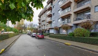 Ontdek dit charmante gelijkvloers appartement van 78m² in een stijlvol en verzorgd gebouw, op wandelafstand van het commercieel centrum,...