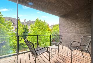 Exclusief 1-slaapkamerappartement op toplocatie in Ukkel, vlak bij Coghen, Messidor en het Brugmannpark, in de prachtige Florelallaan, tussen de Brugmannlaan en de Coghenlaan.<br />Dit stijlvolle en instapklare appartement is gelegen op de tweede verdieping van deze recente residentie met een luxueuze uitstraling en een hoogwaardige afwerking. <br />De uitzonderlijke ligging, op wandelafstand van Messidor, het Brugmannpark, talrijke kwaliteitsvolle handelszaken, restaurants, openbaar vervoer, scholen en recreatiemogelijkheden, maakt dit een unieke woonkans.<br /><br />Het appartement omvat een inkomhal met gastentoilet en berging/wasplaats, een ruime en lichtrijke leefruimte met salon, eetplaats en een volledig uitgeruste open keuken, een comfortabele slaapkamer met dressing, een moderne badkamer voorzien van een dubbele lavabo, een ruime inloopdouche en een tweede toilet. Dankzij de grote raampartijen geniet u van een overvloed aan natuurlijk licht en van prachtige zichten, zowel aan de voorzijde als aan de rustige achterzijde van het gebouw.<br /><br />Een privatieve kelder is inbegrepen in de verkoopprijs. Daarnaast is er de mogelijkheid om een autostaanplaats in de residentie aan te kopen voor € 40.000.<br /><br />Een uitzonderlijk appartement dat luxe, comfort, rust en een absolute topligging in een van de meest gegeerde buurten van Ukkel perfect weet te combineren.