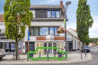 Voor verdere info of een vrijblijvende waardebepaling van uw eigendom: info@homixx.be of 016 84 96 84.<br /><br />Met veel genoegen stellen wij dit veelzijdige en uiterst gunstig gelegen pand aan u voor, bestaande uit een handelspand op het gelijkvloers (62 m²) en een verrassend ruim duplex-appartement op de bovenverdiepingen (120 m²). Deze eigendom vormt een ideale opportuniteit voor ondernemers die wonen en werken willen combineren, of voor de alerte investeerder op zoek naar een aantrekkelijk opbrengsteigendom op een echte toplocatie. <br /><br />Het gelijkvloerse handelspand biedt dankzij de strategische ligging uitstekende visibiliteit en mogelijkheden voor diverse commerciële doeleinden of een vrij beroep. Het bovengelegen duplex-appartement verwelkomt u via de aparte inkomhal in een lichtrijke en royale leefruimte met een modern ingerichte open keuken. De doordachte indeling omvat maar liefst drie volwaardige slaapkamers, een verzorgde badkamer, een handige berging/wasplaats.<br /><br />Een van de absolute troeven van dit pand is de ruime parkeergelegenheid in de directe omgeving, wat een enorm comfort biedt voor zowel bewoners, klanten als bezoekers. <br />Dit is een toekomstgerichte investering op een absolute toplocatie in het hart van Tremelo!<br /><br />Het appartement was tot medio 2026 verhuurd, maar staat nu nét vrij.