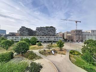 Luxueus <em><strong>gemeubeld appartement </strong></em>(185m²) op de 4de verdieping<em>, </em>voorzien van alle hedendaags comfort, g<span>elegen in de trendy 'oude' cadixwijk</span>en met prachtig zicht op het Shengenplein en het Eilandje<span>, daar waar stad en haven elkaar raken. Tal van hippe en trendy restaurants, de gezellige jachthaven en het openbaar vervoer bevinden zich nabij. Grote supermarkt voor de deur!</span><br /><br /><strong>Indeling:</strong> Via de lift komt u rechtstreeks in de imposante inkomhall met apart toilet, hypermoderne keuken voorzien van kwalitatieve inbouwapparatuur, zonnige leefruimte met zicht op het groene Shengenplein en de stad, ruime berging met inbouwkasten en aparte wasruimte. Nachthall met talrijke inbouwkasten, apart toilet, luxueuze badkamer met ligbad en lavabo, douchekamer met massage-/regenedouche en lavabo, 1ste slaapkamer gelegen aan de achterkant, 2de slaapkamer momenteel ingericht als zithoek, extra loungeruimte met een projector aan de muur.<br /><br /><strong>Bijzonderheden:</strong>
<ul>
<li><span>Huisraad, bedlinnen, badlinnen..... alles is aanwezig!</span></li>
<li>Alarmsysteem - <span>Centrale airconditioning - Domotica</span></li>
<li><span>Automatische screens in de slaapkamers </span></li>
<li>Beschikbaar vanaf: 1 november '26.</li>
</ul>