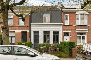 <p><span>Uiterst charmante, best wel unieke woning op een uitermate gunstige locatie. Laat de foto's voor zich spreken!</span></p><p><span>De woning is gelegen in een rustige straat, op wandelafstand van het centrum van Ekeren. Een grote diversiteit aan winkels en tal van horecazaken, evenals het openbaar vervoer, trein en bus, in de nabijheid, net als de fietsostrade.</span></p><p><span>We betreden de woning langs de inkomhal (met ingemaakte kasten), welke ons vooraan toegang geeft tot de leefruimte, met vooraan een knusse zithoek. Dankzij de houthaard staat deze sowieso garant voor gezellige herfst- en winteravonden. Deze leefruimte biedt verder ook nog voldoende plaats voor een eetkamer en/of thuiswerkplek.</span></p><p><span>Achteraan geeft de inkomhal ons toegang de ruime en lichtrijke keuken, meer dan geschikt om gezellige etentjes te organiseren voor een groepje vrienden of familie. De keuken is voorzien van voldoende kast- en werkbladruimte en de volgende uitrusting: kookvuur (gas), dampkap, spoelbak, vaatwasser, oven, koelkast en diepvriezer. Aansluitend aan de keuken vinden we ook nog de eerste badkamer (met douche, toilet en lavabo).</span></p><p><span>Op de eerste verdieping vinden we de gezellige master (16,70m²), een tweede slaapkamer (11,50m²) en een tweede badkamer (met ligbad, lavabomeubel en toilet), terwijl de zolderverdieping nog plaats biedt aan een ruime derde slaapkamer (22,50m²).</span></p><p><span>Verder beschikt de woning over een leuke stadstuin met een terras en achteraan ook nog een ruim tuinhuis.</span></p><p><span>Met een ruime kelder (18,50m²) is ook de noodzakelijke bergruimte aanwezig. Hier vinden we bovendien ook de voorzieningen voor wasmachine en droogkast.</span></p><p><span>De voortuin biedt U dan weer een oplossing voor het stallen van uw fietsen en containers, verdoken achter de haag.</span></p><p><span>De woning werd doorheen de jaren gerenoveerd. Leuke keuze en combinatie van materialen! Hier en daar nog een kleine afwerking en een laagje verf en men is klaar.</span></p><p><span>Energetisch is de woning met een B-label zeker klaar voor de toekomst!</span></p><p><span>Is uw interesse gewekt? Wel, kom deze parel dan ontdekken. De eerste bezoeken zullen worden ingepland op zaterdag 25 april 2026.</span></p>