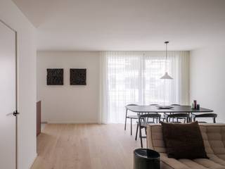 'KAAI 30' is een kleinschalig en duurzaam nieuwbouwproject te Kristus-Koning op wandelafstand van het centrum. Dit tijdloos en architecturaal hoogstaand project bestaat uit 2 kleinschalige volumes die zich situeren op een hoekperceel langsheen het water. Een groot deel van de appartementen zal kunnen genieten van frontaal zicht op het water van de ringvaart vanop de rustige en serene Kolenkaai. Aan de zijde van de Leopold II-laan wordt het tweede gebouw geplaatst rond een groen binnengebied die de 2 gebouwen connecteert. Het project bestaat uit een mix van 1-, 2- en 3-slaapkamerappartementen en magnifieke penthouse-appartementen.<br /><br />Deze appartementen zullen zeer kwalitatief en duurzaam gebouwd worden. Zo zullen de meeste appartementen in het project BEN (Bijna Energie Neutraal - E<30) zijn, en wordt er verwarmd via individuele warmtepompen gekoppeld aan vloerverwarming.<br />Bovendien komt het project ook in aanmerking voor een aankoop met 6% BTW!<br /><br />Het appartement uit deze advertentie betreft een ruim en uiterst rationeel 1slk-appartement van 75 m² + 16 m² terras op de gelijkvloers verdieping die overvloeit en uitgeeft op het centrale binnenplein! Het appartement beschikt verder over 1 slaapkamer, een badkamer, een spatieuze leefruimte, half open keuken met inbouwtoestellen en een berging.<br /><br />Contacteer ons om meer info te krijgen over dit schitterende project, of om een vrijblijvend bezoek te brengen aan het MODELAPPARTEMENT?! Contacteer ons - www.delbecque.immo