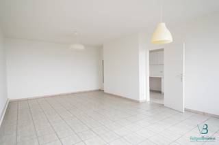 Dit ruim en centraal gelegen appartement met drie slaapkamers bevindt zich op de 9de verdieping aan het E3-plein in Gent. Dankzij de hoge...