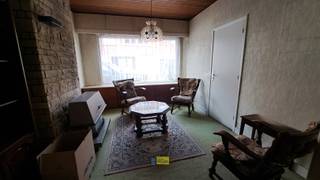 Gunstig gelegen, te renoveren woning op een perceel van 285m² met zuidoost - oriëntatie.Op het gelijkvloers bevinden zich een woonkamer met...