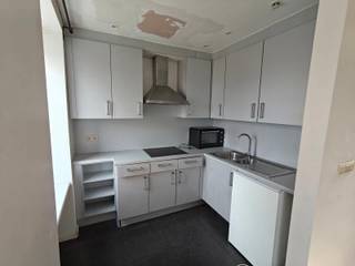 Appartement de deux chambres à coucher à louer, situé dans un quartier très calme à Etterbeek. L'appartement comprend un vaste espace de vie avec cuisine ouverte (entièrement équipée), deux chambres à coucher, une salle de bains (baignoire avec douche et lavabo) et des toilettes séparées. Les charges communes s'élèvent à 45 euros et comprennent déjà la consommation d'eau. Vous souhaitez obtenir plus d'informations ou organiser une visite ? N'hésitez pas à envoyer un e-mail à affligem@immoaccenta.be