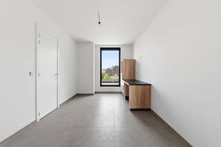 <p><span>NOUVEAU BÂTIMENT : CHAMBRES D'ÉTUDIANTS AVEC SALLE DE BAIN PRIVÉE</span></p><p><span> </span></p><p><span> &amp; Cette résidence étudiante flambant neuve et à taille humaine, appelée PAS, est située à Geel. Son emplacement est idéal pour profiter pleinement de la vie étudiante. Nous sommes à une dizaine de minutes à vélo de la Thomas More Hogeschool et de l'université KU LEUVEN Campus Geel. De plus, les étudiants peuvent facilement se rendre dans divers supermarchés, bars et restaurants, à la piscine municipale ou à la salle de sport locale. Un autre atout de cet emplacement est sa bonne accessibilité pour les trajets hebdomadaires vers la maison. Nous sommes en effet à cinq minutes de la gare de Geel et à deux pas de l'autoroute et de plusieurs axes routiers. </span></p><p><span> </span></p><p><span>En arrivant à la résidence PAS, nous découvrons une belle résidence moderne répartie sur le rez-de-chaussée, le premier et le deuxième étage. La résidence compte 19 chambres. Au rez-de-chaussée, on trouve une cuisine entièrement équipée, un coin salon et un espace extérieur commun. </span></p><p><span>Chambre confortable</span></p><p><span>- Loyer de 430,00 euros à 450,00 euros</span></p><p><span>- Les charges s'élèvent à 50,00 euros/mois, comprenant le chauffage, l'eau, l'électricité, l'&amp; t l'internet</span></p><p><span>- Chambre d'une superficie d'environ 15 m² à 17 m²</span></p><p><span>- Sanitaires privés</span></p><p><span> </span></p><p><span>AVANTAGES </span></p><p><span>- Immeuble neuf</span></p><p><span> &amp; - Résidence à petite échelle et économe en énergie</span></p><p><span>- Présence d'un parking à vélos (inclus dans le loyer susmentionné)</span></p><p><span>- Possibilité de louer une place de parking à 75,00 euros/mois</span></p><p><span> </span></p><p><span>Vous avez choisi votre filière mais n'avez pas encore trouvé de logement étudiant ? Contactez vite Pillar au 033 695 695 ou via info@pillar.estate. </span></p><p><span> </span></p><p><span>Ces informations sont fournies à titre purement indicatif. Les surfaces mentionnées ne sont qu'une indication. Pillar ne peut être tenue responsable de l'exactitude des informations qui lui ont été fournies. </span></p><p><span> </span></p>