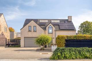 Deze instapklare villa is gelegen in een doodlopende straat, wat zorgt voor een veilige en kindvriendelijke omgeving. De ligging is bijzonder gunstig met een school op slechts tweehonderd meter afstand en alle lokale voorzieningen zoals een bakker en slagerij op vierhonderd meter.<br /><br />Bij binnenkomst betreed je de hal, waar zich een toilet bevindt en de trap naar de bovenverdieping. Vanuit de hal loop je door naar de leefruimte met een volledig uitgeruste moderne open keuken. De keuken biedt toegang tot de berging en de inpandige garage, terwijl de leefruimte directe verbinding heeft met het terras en de tuin.<br /><br />Op de bovenverdieping bevinden zich drie gunstige slaapkamers, een bureau en een moderne badkamer.<br /><br />De slaapkamers zijn voorzien van airconditioning, wat zorgt voor optimaal comfort tijdens warme dagen.<br /><br />Verder beschikt de woning over zonnepanelen met een terugdraaiende teller, een ventilatiesysteem D en een gunstig EPC-label A, wat garant staat voor energiezuinig wonen.<br /><br />Naast de inpandige garage biedt de oprit ruimte voor het parkeren van twee auto’s.<br /><br />De tuin is volledig omheind en voorzien van een tuinhuis alsook een automatisch sproeisysteem.<br /><br />Deze woning combineert een moderne, comfortabele leefomgeving met een uitstekende ligging en energiezuinige voorzieningen, waardoor ze de ideale keuze is voor gezinnen en professionals.<br /><br />Contacteer ons nu voor een bezoek ter plaatse en laat u aangenaam verrassen!