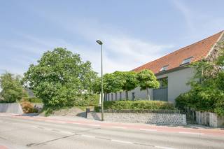 Architecturale woning met 4 slaapkamers op topligging!Ontworpen met oog voor detail en met uiterst kwalitatieve materialen bestaat deze woning...