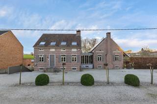 Voor meer info of een bezoek, bel 054 69 39 37 - Deze uitzonderlijke eigendom, afgewerkt met kwalitatieve materialen en gelegen op een perceel...