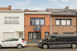 Deze woning is gelegen in Turnhout, op wandelafstand van winkels, scholen en andere dagdagelijkse voorzieningen, en vlak bij het centrum. Dankzij de vlotte bereikbaarheid en de centrale ligging combineert u hier het comfort van de stad met een aangename woonomgeving.<br /><br />Via de inkomhal komt u in de leefruimte, die aansluit op de volledig uitgeruste keuken. Samen vormen ze een open en praktisch geheel met aangename lichtinval. Achteraan bevindt zich de badkamer, voorzien van een douche in bad en toilet. Er wordt nog een witte schuifdeur geplaatst. <br /><br />Op de eerste verdieping vindt u 2 volwaardige slaapkamers en een apart toilet. De tweede verdieping biedt nog 2 extra slaapkamers, ideaal als kinderkamers, bureau of hobbyruimte. <br /><br />Buiten geniet u van een gezellige, westelijk georiënteerde stadstuin met terras, waar u tot in de avond kan ontspannen in de zon. Het tuinhuis en de aanbouw (met aansluiting voor wasmachine en droogkast) bieden extra bergruimte. <br /><br />In de omliggende straten zijn voldoende parkeermogelijkheden, waardoor u steeds vlot een plaats in de buurt van de woning vindt.<br /><br />Met een EPC-score B, zonnepanelen met thuisbatterij, dakisolatie en recent vernieuwde dubbele beglazing is deze woning energiezuinig en comfortabel. <br /><br />Troeven:<br />- Energiezuinige stadswoning <br />- Zonnepanelen met thuisbatterij<br />- Elektriciteit conform <br />- Recent vernieuwde dubbele beglazing <br />- Recent vernieuwde keuken en badkamer <br />- Centrale ligging nabij het centrum<br />- 4 slaapkamers<br />- Westgerichte stadstuin met veel bergruimte<br />- Instapklaar