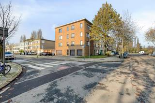 Het goed onderhouden gebouw omvat drie ruime twee-slaapkamerappartementen van elk ca. 95 m² met terras. Verder heeft elk appartement ook nog...