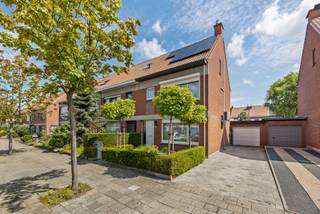 Ruime en energiezuinige halfopen woning met 3 à 4 slaapkamers, garage en grote tuin Deze instapklare halfopen bebouwing combineert ruimte, comfort...