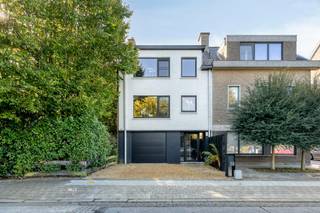 Welkom in deze instapklare en hoogwaardig afgewerkte bel-etage woning, die in 2019 een volledige en stijlvolle renovatie heeft ondergaan. <br />Dankzij de moderne keuzes, de natuurlijke lichtinval en het opmerkelijke oog voor detail vormt dit huis een totaalplaatje.<br /><br />Op het gelijkvloers beschikt de woning over een uitnodigende inkomhal en een ruime inpandige garage met sectionaalpoort. Daarnaast zijn er ook twee bergruimtes, waarvan één directe toegang biedt tot de zonnige tuin. De tuin is volledig zuidgericht en biedt maximale privacy. <br /><br />Op de eerste verdieping bevindt zich de leefruimte, waar een warme parketvloer en grote raampartijen zorgen voor een gezellige en lichtrijke sfeer. Direct aansluitend vindt u de maatkeuken, afgewerkt met moderne inbouwapparatuur en veel bergruimte. In de hal is ook een gastentoilet. <br /><br />De tweede verdieping voorziet drie volwaardige slaapkamers, die elk zijn uitgerust met praktische maatkasten. Daarnaast bevindt zich op deze verdieping een modern afgewerkte badkamer, voorzien van een dubbele lavabo, inloopdouche en een toilet. <br /><br />Troeven: <br />- EPC label C & een conforme elektriciteitskeuring<br />- Toplocatie op Sint-Elisabeth<br />- Voldoende parkeergelegenheid in garage en op oprit<br />- Zuidgerichte tuin met maximale privacy<br />- Volledig afgewerkt en instapklaar! <br /><br />Op zaterdag 7/11 kan tegen 15u een bod worden uitgebracht.<br /><br />De eigendom wordt aangeboden via de Pre-sale formule. Op 07/11/2026 tussen 09:00 en 15:00 kan u het huis op afspraak komen bezichtigen en een bod uitbrengen. De vermelde prijs is een instelprijs. Voor meer info, gelieve contact op te nemen met de dossierverantwoordelijke.<br /><br />Bestuursmaatregelen in het maatregelenregister: nee