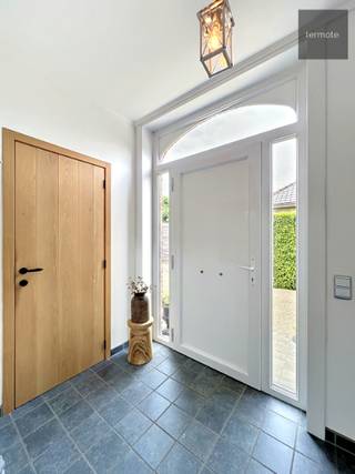Graag stellen we u deze alleenstaande woning voor in landelijke sfeer met kwaliteitsvolle afwerkingen!Doorheen de jaren werd de woning met veel zorg...