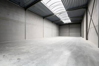 KMO-park Zilleghem bestaat uit 18 KMO-units en 2 kantoren, waarvan op heden nog maar enkele units te koop zijn! <br />Gelegen op het bedrijventerrein 'De Schatting', nabij de Torhoutsesteenweg met een goede verbinding naar de op- en afrit Ruddervoorde (E403). <br />Rondom het gebouw is een private weg aangelegd met privatieve parkeerplaatsen.<br />De KMO-units zijn geschikt voor zowel opslag als productie. Mogelijkheid om zonnepanelen te voorzien op het dak.<br /><br />Afwerking casco KMO-units :<br />- brandklasse C<br />- vrije hoogte van +/- 6,5 m<br />- staalconstructie in combinatie met een betonplint en geïsoleerde sandwichpanelen<br />- automatische sectionale poort (4,50 m B x 4,20 m H) met aparte toegangsdeur met glaspartij<br />- lichtstraat en polybetonvloer<br />- regenwater en septische put<br /><br />KMO-unit 1 op de hoek van het bedrijfsverzamelgebouw bestaat uit een gelijkvloerse verdieping (164 m²) en een lichtrijk kantoor op de eerste verdieping (164 m²).<br /><br />Voorziene oplevering Q4 2025.<br /><br />Voor meer info en inzage in de verkoopplannen of een bezoek ter plaatse : info@futurimmo.be - 0470 50 50 50.