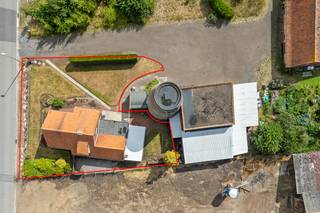 <p>Deze woning is te renoveren maar bied veel mogelijkheden en heeft een heel goede basis. Hierbij werd het dak al geïsoleerd en zijn de verdiepen opgebouwd met gemetste gewelven! De woning omvat op het gelijkvloers de inkomhal, lichtrijke living met uitzicht op de tuin, aparte keuken met ruimte voor een ontbijttafel, achter inkom, ruime berging/wasplaats en badkamer met ligbad. Op de eerste verdieping vinden we dan 3 ruime slaapkamers en nog een mooie verder in te richten zolderverdieping. Buiten vinden we rondom een aangename West georiënteerde tuin met uitzicht op een authentieke molen. De woning is voorzien van een nog heel goed werkende mazoutketel en is voorzien van centrale verwarming op allebei de verdiepingen.<br /><br />Kortom een ideale woning om te renoveren met een mooie basis. Wenst u deze leuke woning te bezoeken? enkel via deze link: https://calendly.com/loimmo/bezoekmoment-nokerstraat46</p>