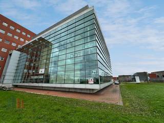 Fantastically located all-in office space with a surface area of 400 m² for rent barely 700 m from the Noorderring with an immediate connection to the A19 via the Ypres-Centre slip road.<br /><br />The ready-to-use offices are spread over the ground floor and the first floor and are divided into 2 landscape offices with 2 separate offices. Facilities include a reception area, meeting room, auditorium with stand and seating cushions, kitchenette, equipped kitchen, sanitary facilities (toilet and shower) and archive space. The all-in price includes heating, electricity, fire insurance, IT, waste collection, security &amp; maintenance of common parts. Spacious communal parking and bicycle storage at the building with charging stations. Available immediately!<br /><br />Contact PANORAMA B2B for additional information, plans or a no-obligation site visit 0460 97 66 66.