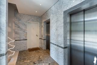 <p><strong>Exclusieve duplex-penthouse van ca. 213 m² in kasteel Blauwhof met 2 terrassen, lift en garagebox</strong></p>
<p>Deze uitzonderlijke penthouse bevindt zich in het iconische kasteel op het domein Blauwhof en biedt een luxueuze woonbeleving op 2 verdiepingen. Het appartement is uitstekend onderhouden, afgewerkt met hoogwaardige materialen en beschikt over een lift die beide niveaus bedient.</p>
<p><strong>Indeling eerste niveau:<br /></strong>- Inkomhal op gietvloer met gastentoilet (handenwasser) en vestiaire.<br />- <strong>Ruime eetkamer </strong>op eiken parket met maatkasten en bureauhoek, toegang tot het overdekte tweede terras.<br />- <strong>Tijdloze Italiaanse designkeuken</strong>, volledig uitgerust en voorzien van een ontbijthoek en berging/wasplaats.<br />- Masterbedroom met <strong>ingemaakte kasten en ensuite badkamer </strong>(ligbad, douche, dubbele lavabo, toilet).<br />- <strong>Tweede ruime slaapkamer </strong>met eigen badkamer (douche, lavabo, toilet).</p>
<p><strong>Indeling tweede niveau:<br /></strong>- Leefruimte met <strong>prachtig hoog plafond, eiken parket, open haard en home-cinemasysteem</strong> (speakers & beamer).<br />- Gezellige<strong> barhoek</strong> met kraanwerk en koelkast.<br />- Toegang via 3 kamerhoge deuren tot het <strong>grote terras </strong>met uniek zicht op het park en de vijver.</p>
<p><strong>Extra’s en comfort:<br /></strong>- <strong>Automatische sunscreens</strong><br />- <strong>Airconditioning</strong><br />- <strong>Lift naar beide woonlagen</strong><br />- Hoogwaardige materialen en uitstekende staat van onderhoud<br />- <strong>1 ondergrondse garagebox</strong> verplicht aan te kopen € 25.000,- + ondergrondse staanplaats optioneel € 25.000 + vrij te gebruiken buitenstaanplaatsen<br />- Servicekosten ca. € 415/maand</p>
<p><strong>Ligging van het domein:</strong></p>
<p>Het <strong>exclusieve privédomein Blauwhof </strong>bevindt zich in een zeer groene, rustige omgeving nabij de Nederlandse grens en op vlotte afstand van de haven van Antwerpen. Winkels, scholen en belangrijke verbindingswegen bevinden zich op korte rijafstand.</p>