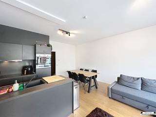 <p><span><strong><u>Bemeubeld 2 slaapkamer appartement op en top locatie in Antwerpen</u></strong></span></p><p><span><strong> </strong></span></p><p><span><span>Het appartement is gelegen in het centrum van Antwerpen op wandelafstand van het Sint- Jansplein, Franklin Rooseveltplaats en Paardenmarkt.</span></span></p><p><span><span>In de omgeving zijn alle voorzieningen aanwezig zoals supermarkten, slager, openbaar vervoer en dergelijke.</span></span></p><p><span><span> </span></span></p><p><span><span><u>Indeling</u></span></span></p><p><span><span>Via de inkomhal komt u terecht in de lichtrijke leefruimte op houten vloer met een oppervlakte van ca. 22 m<sup>2</sup>. De leefruimte beschikt over een volledig ingerichte en strakke keuken. Deze is voorzien van vaatwasmachine, oven, elektrische kookplaat, enkele spoelbak, ijskast en veel opberg mogelijkheden. De gang verleent toegang tot de badkamer met een hangtoilet, douche en enkele lavabo.</span></span></p><p><span><span>Verder zijn er nog twee ruime slaapkamers aanwezig met een oppervlakte van ca. 12 m<sup>2</sup> en 13 m<sup>2</sup> op een houten vloer.</span></span></p><p><span><span> </span></span></p><p><span><span><u>Extra</u></span></span></p><p><span><span>EPC: 106 Kwh/m<sup>2</sup> jaar</span></span></p><p><span><span>Appartement wordt bemeubeld verhuurd.</span></span></p><p><span><span>Dubbele beglazing</span></span></p><p><span><span>Vernieuwde lift</span></span></p><p><span><span>Maandelijkse kosten 50€/maand</span></span></p><p><span><span>Beschikbaar vanaf 1/8</span></span></p><p><span><span>Ook studentenverhuur mogelijk!</span></span></p><p><span><strong> </strong></span></p>