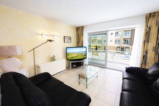 Bent u op zoek naar een ruim appartement op een toplocatie aan de Belgische kust? Dan is dit verzorgde duplex appartement in Mariakerke precies wat u zoekt! Gelegen op slechts enkele stappen van het strand bevindt deze residentie zich in een rustige en aangename omgeving, met als absolute troef een <strong>verwarmd openluchtzwembad</strong> en een <strong>zuidgerichte gemeenschappelijke binnentuin</strong>, waar u de hele dag in alle rust van de zon kunt genieten.<br />Het appartement is gelegen op de <strong>eerste en tweede verdieping</strong> en beschikt over maar liefst <strong>drie terrassen</strong>, waardoor u op elk moment van de dag kunt genieten van het buitenleven.<br /><strong>Indeling:</strong><br /><strong>Eerste verdieping:</strong>
<ul>
<li><span>Inkomhal met apart gastentoilet </span></li>
<li><span>Lichtrijke woonkamer met eet- en zithoek en een mooi uitzicht op het verwarmde zwembad </span></li>
<li><span>Schuifraam dat uitgeeft op het eerste terras met zicht op het zwembad </span></li>
<li><span>Open keuken, uitgerust met de nodige elektrische toestellen </span></li>
</ul>
<strong>Tweede verdieping:</strong>
<ul>
<li><span>Ruime slaapkamer met schuifraam naar het tweede terras met uitzicht op het zwembad </span></li>
<li><span>Praktische slaaphoek voorzien van een stapelbed </span></li>
<li><span>Via een openklapbaar raam bereikt u het derde, ruime zonneterras waar u in alle privacy kunt genieten van de buitenlucht </span></li>
</ul>
Bovendien beschikt het appartement over een <strong>privatieve berging</strong> in het gebouw. Er is eveneens een <strong>gemeenschappelijke fietsenberging</strong> aanwezig. Wie extra comfort wenst, kan bovendien een <strong>garage in het gebouw</strong> aankopen.<br /><strong>Troeven</strong>
<ul>
<li><span>Duplex appartement </span></li>
<li><span>3 terrassen </span></li>
<li><span>Verwarmd openluchtzwembad </span></li>
<li><span>Zuidgerichte gemeenschappelijke binnentuin </span></li>
<li><span>Op wandelafstand van het strand en de Zeedijk </span></li>
<li><span>Ruime slaapkamer en extra slaaphoek </span></li>
<li><span>Privatieve berging inbegrepen </span></li>
<li><span>Mogelijkheid tot aankoop van een garage </span></li>
<li><span>Gemeenschappelijke fietsenberging </span></li>
<li><span>Ideaal als vaste woonst, tweede verblijf of investering </span></li>
</ul>
Interesse in dit ruime duplex appartement op een uitstekende locatie in Oostende-Mariakerke? Contacteer ons vandaag nog voor meer informatie of een bezoek ter plaatse. Ontdek zelf de unieke combinatie van ruimte, comfort en een echte vakantiesfeer!<br />