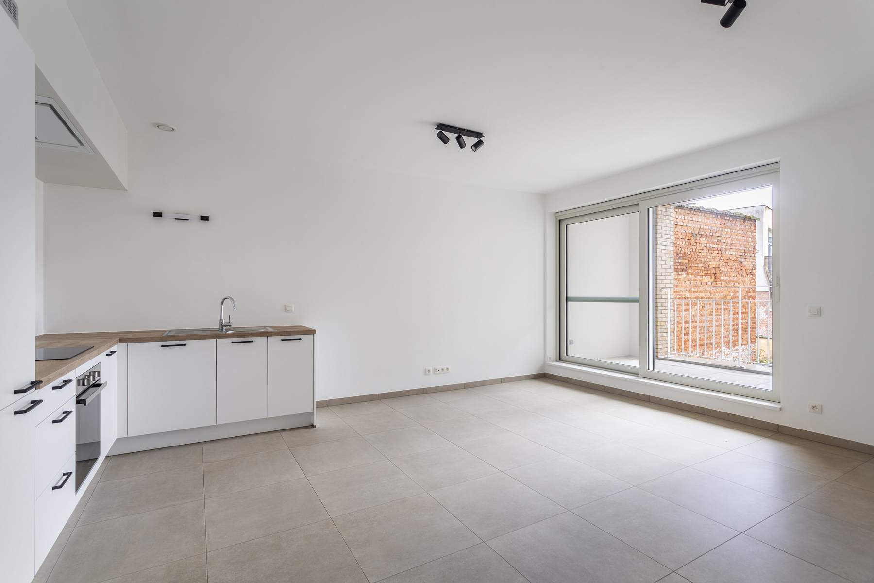  Gloednieuwe 1- slaapkamerappartement met terras - foto 2