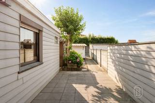 Te koop: woning met garage en uitweg in OostrozebekeIn Oostrozebeke bevindt zich deze op te frissen woning met een praktische indeling, garage en handige uitweg achteraan. Een ideale opportuniteit voor wie een woning volledig naar eigen smaak wil renoveren.Wat maakt dit pand uniek?Via de inkomhal bereikt u de leefruimte met aansluitende eetplaats en de keuken, die volledig naar eigen wens kan worden ingericht. Daarnaast nog een badkamer. Boven vindt u drie slaapkamers. Daarnaast beschikt de woning over een kelder en een ruime zolder, ideaal als extra bergruimte of met potentieel voor verdere inrichting.Een absolute troef is de uitweg achteraan, die rechtstreeks toegang geeft tot de garage en zorgt voor extra parkeergemak.Voor wie is dit ideaal?Ideaal voor mensen die op zoek zijn naar een woning met veel potentieel op een rustige ligging in Oostrozebeke.Te koop via Immo Beguin, jouw vastgoedexpert sinds 2009, met kantoren in Ronse, Waregem, Kortrijk, Deinze, Doornik en Lessines.Meer info of bezoek aanvragen via: luna@immobeguin.be