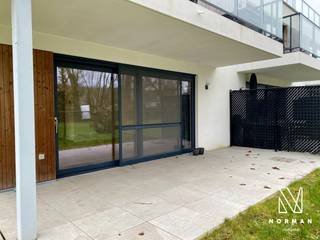 Dit gebouw dateert van 2020 en ligt in het centrum van Zwevegem maar heeft vooral een zeer rustige ligging.Het appartement is gelijkvloers gelegen en...