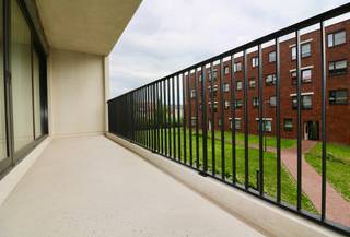 Dit stijlvol afgewerkt recent appartement is instapklaar. Het appartement is gelegen op een zeer toegankelijke locatie in het hartje van Eeklo...