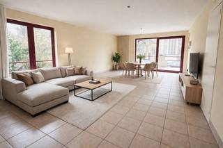 In het hart van De Pinte, letterlijk op het kerkplein, vinden we dit ruime appartement met twe volwaardige slaapkamers en een staanplaats terug.