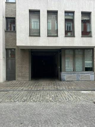 Garagebox te koop in de Niklaas Desparsstraat 10 langs de Vlamingsstraat en de Kuipersstraat. De garagebox is gelegen op een steenworp van de Grote Markt. De garagebox meet 5m50 x 3m20Het betreft een afgesloten complex dat toegankelijk is per autolift.Bent u zoek naar een garagebox te koop in centrum Brugge? Contacteer ons vandaag nog voor meer info of een plaatsbezoek. De eigendom wordt aangeboden via de Pre-sale formule. Op 13/06/2026 tussen 13:30 en 15:30 kan u de woning op afspraak komen bezichtigen en een bod uitbrengen. De vermelde prijs is een instelprijs. Voor meer info, gelieve contact op te nemen met de dossierverantwoordelijke.Bestuursmaatregelen in het maatregelenregister: nee