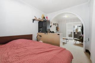 Deze ruime woning combineert ruimte, tal van mogelijkheden en een uitstekende ligging vlak bij het centrum van Zwevegem. Winkels, scholen, horeca en andere dagelijkse voorzieningen bevinden zich op korte afstand. Een ideale thuis voor wie ruimte, bereikbaarheid en een aangename woonomgeving weet te appreciëren.<br /><br />INDELING<br />Bij het betreden van de woning kom je in de ruime inkomhal, die toegang biedt tot de verschillende leefruimtes.<br /><br />Vooraan bevinden zich twee aparte kamers die tal van mogelijkheden bieden. Richt ze in als bureauruimte, hobbykamer, praktische berging of zelfs als extra slaapkamer op het gelijkvloers.<br /><br />Verder ontdek je de lichtrijke woonkamer met aparte eetplaats en gezellige zithoek, aansluitend op de keukenruimte. De aangrenzende (was)berging en inpandige garageruimte zorgt voor extra praktisch comfort.<br /><br />Op de eerste verdieping bevinden zich drie ruime slaapkamers en een geïnstalleerde badkamer.<br /><br />De tweede verdieping biedt nog meer potentieel. De recent geïsoleerde zolder, bereikbaar via een vaste trap, vormt een uitstekende basis voor extra slaapkamers, een hobbyruimte of een polyvalente ruimte, afhankelijk van je wensen.<br /><br />BUITENRUIMTE<br />Ook buiten is er aan ruimte geen gebrek! Op het perceel van maar liefst 596 m² geniet je van een ruime, zonovergoten tuin waar het heerlijk vertoeven is.<br /><br />RUIME INPANDIGE GARAGE<br />De woning beschikt over een bijzonder ruime inpandige garage met automatische sectionale poort. Dankzij de rechtstreekse toegang tot de tuin biedt deze ruimte extra comfort en een praktische doorgang naar buiten.<br /><br />EXTRA TROEF: <br />Met een EPC-label D en een recent vernieuwde condenserende gasketel beschik je over géén renovatieverplichting.<br /><br />Wacht niet langer en neem vandaag nog contact met ons op om een bezoek in te plannen!