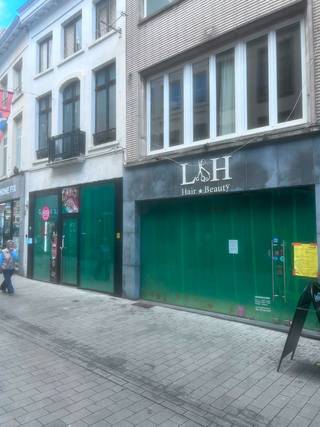 Unieke commerciële opportuniteit op één van de meest gegeerde winkellocaties van Mechelen. <strong>De twee voormalige handelsruimtes (pizzazaak en kapsalon) worden samengevoegd tot één ruime en moderne winkelruimte met een uitzonderlijke gevelbreedte van maar liefst 10 meter en een totale oppervlakte van 104 m² op het gelijkvloers.</strong> De Bruul is de drukste winkelstraat van Mechelen en geniet dagelijks van een zeer hoge passage van shoppers en bezoekers.<br /><strong>Troeven: </strong>Commerciële topligging in het hart van Mechelen. Nieuwe, samengevoegde winkelruimte. Totale oppervlakte: 104 m²<br />Volledig gelijkvloers. Gevelbreedte: 10 meter. <br />Uitstekende visibiliteit en etalagemogelijkheden. Geschikt voor retail, dienstverlening, showroom of conceptstore. Residentieel project boven het handelspand. <br /><strong>Financiële voorwaarden: </strong>Huurprijs: € 4.000 per maand. Nieuw handelshuurcontract. Onroerende voorheffing ten laste van de huurder<br /><strong>Bent u op zoek naar een zichtbare commerciële locatie in dé winkelstraat van Mechelen?</strong> Dan biedt dit pand een uitstekende kans om uw zaak te vestigen op een toplocatie met maximale commerciële uitstraling. Meer informatie of een bezoek ter plaatse? Neem vrijblijvend contact op via info@immodelestre.be of 054 33 62 52. 