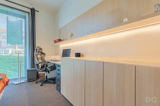 <p>Ontdek deze instapklare studentenkamer van 20 m² op de gelijkvloers van Residentie Woods. Deze toplocatie combineert comfort en bereikbaarheid, op wandelafstand van het station van Leuven en met een vlotte busverbinding.<br /><br />De kamer is modern uitgerust met een bureau, een opklapbaar dubbel bed, ingebouwde kasten en privé-sanitair (wc, lavabo en douche). Perfect voor studenten die hun eigen plekje zoeken met alle voorzieningen binnen handbereik.<br /><br />Elke verdieping beschikt over een gezamenlijke, moderne keuken met een prachtig zicht op het Belle Vue park. <span>Daarnaast is er directe toegang tot een gemeenschappelijk terras waar men tot rust kan komen. Bovendien beschikt het gelijkvloers over een ruime gemeenschappelijke leefruimte die ideaal is om te ontspannen.</span><br /><br />Deze eigendom is niet alleen ideaal voor eigen gebruik, maar ook een uitstekende kans voor investeerders dankzij de centrale ligging en de blijvende vraag naar kwalitatieve studentenkamers in Leuven.<br /><br />Contacteer ons vandaag nog voor meer informatie of een bezoek!</p>