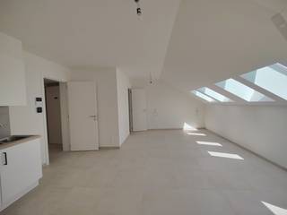 Op een absolute toplocatie in de bruisende winkelstraat van Oostende bevindt zich deze stijlvolle studio op de vierde en bovenste verdieping van een authentiek gebouw dat recent een grondige totaalrenovatie onderging. De studio wordt voor de eerste maal bewoond en biedt alle comfort van een nieuwbouw, gecombineerd met de charme van een historisch pand.<br /><br />Met een totale oppervlakte van 39 m² beschikt deze studio over een praktische inkomhal, een apart gastentoilet en een ruime berging die zorgt voor extra opbergmogelijkheden. De lichtrijke leefruimte met open keuken vormt het hart van de woning. De keuken is volledig uitgerust en voorzien van alle hedendaagse comfort. Verder beschikt de studio over een moderne badkamer met een stijlvolle inloopdouche. Dankzij de doordachte indeling en de kwalitatieve afwerking geniet u van een aangename en comfortabele woonomgeving.<br />Voor extra wooncomfort is de volledige studio uitgerust met vloerverwarming, wat zorgt voor een energiezuinige en gelijkmatige warmteverdeling.<br /><br />Een unieke kans voor wie op zoek is naar een instapklaar appartement met moderne afwerking op een toplocatie.<br /><br />Via de knop "ik heb interesse" vragen we u kort een profiel in te vullen. Daarna nemen we contact op voor een bezoek.<br />Telefonisch kunnen er geen afspraken gemaakt worden.